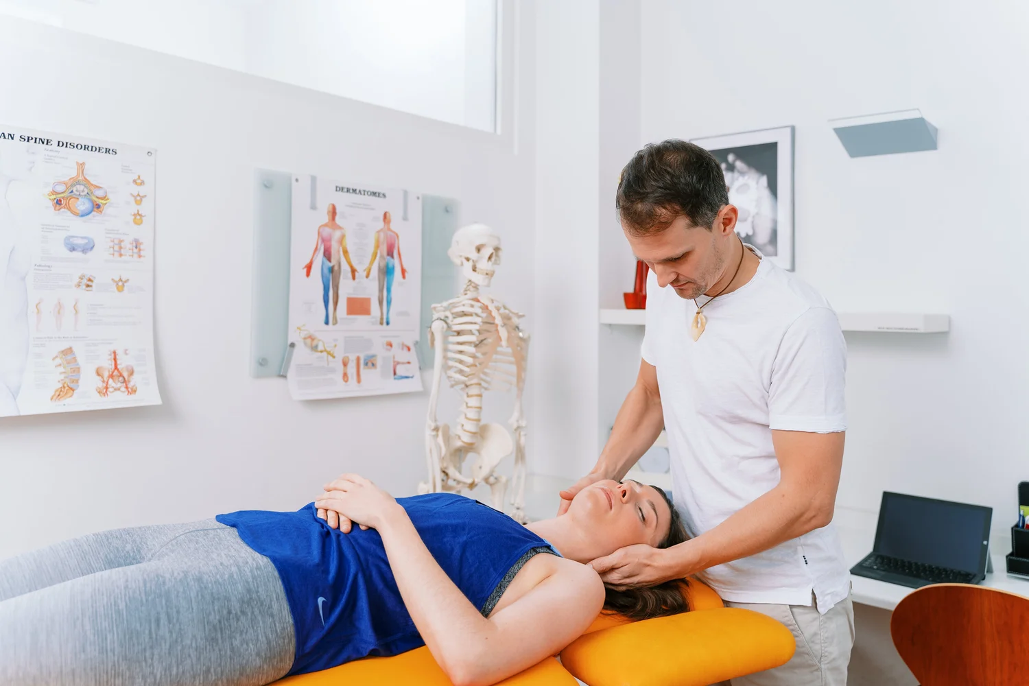 Hands-on physiotherapy treatment on the plinth at Wien-Physio in Vienna Landstrasse