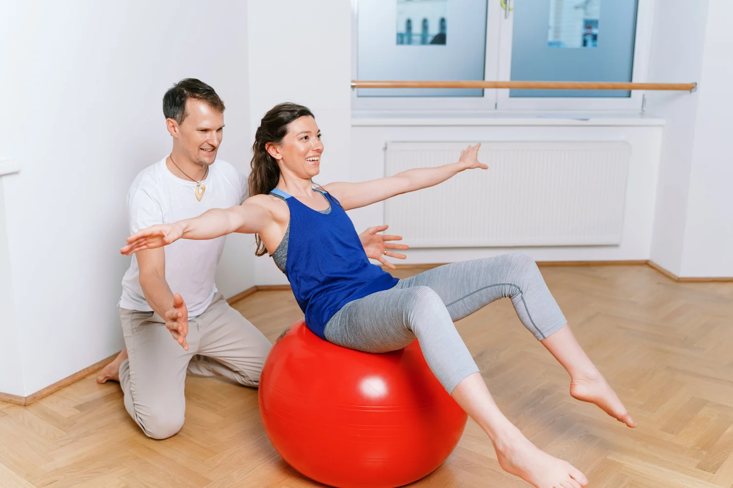 Guided rehabilitation exercise in the movement room at Wien-Physio, Vienna